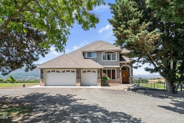 $1,899,000 | 40 Ashland Acres Street, Ashland, OR 97520