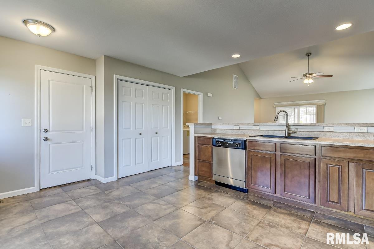 1072 Ravina Drive Chatham, IL 62629 - Photo 3 of 27 Gallery Image 3