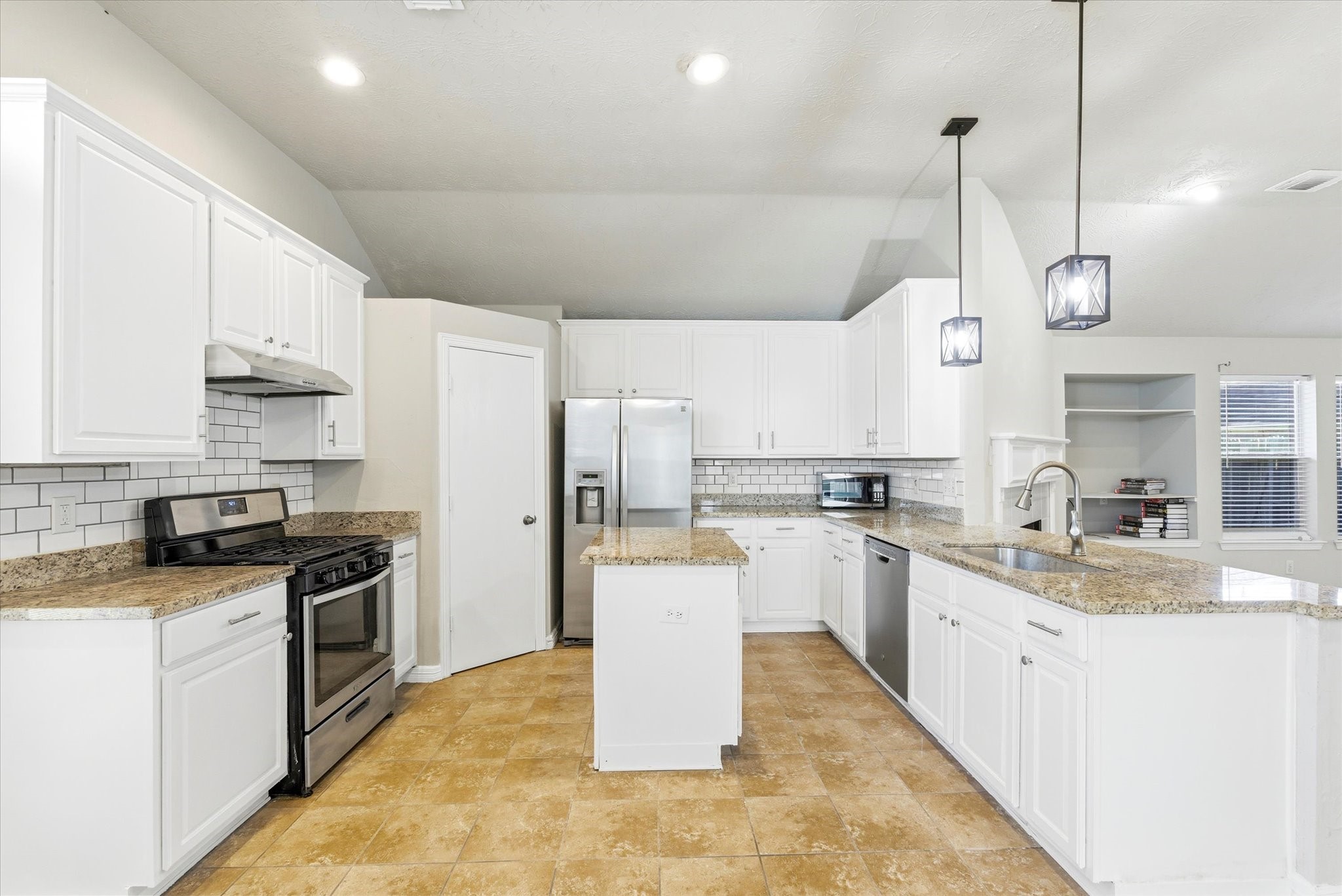 4515 Chetco Lane Baytown, TX 77521 - Photo 7 of 21 All appliances will stay