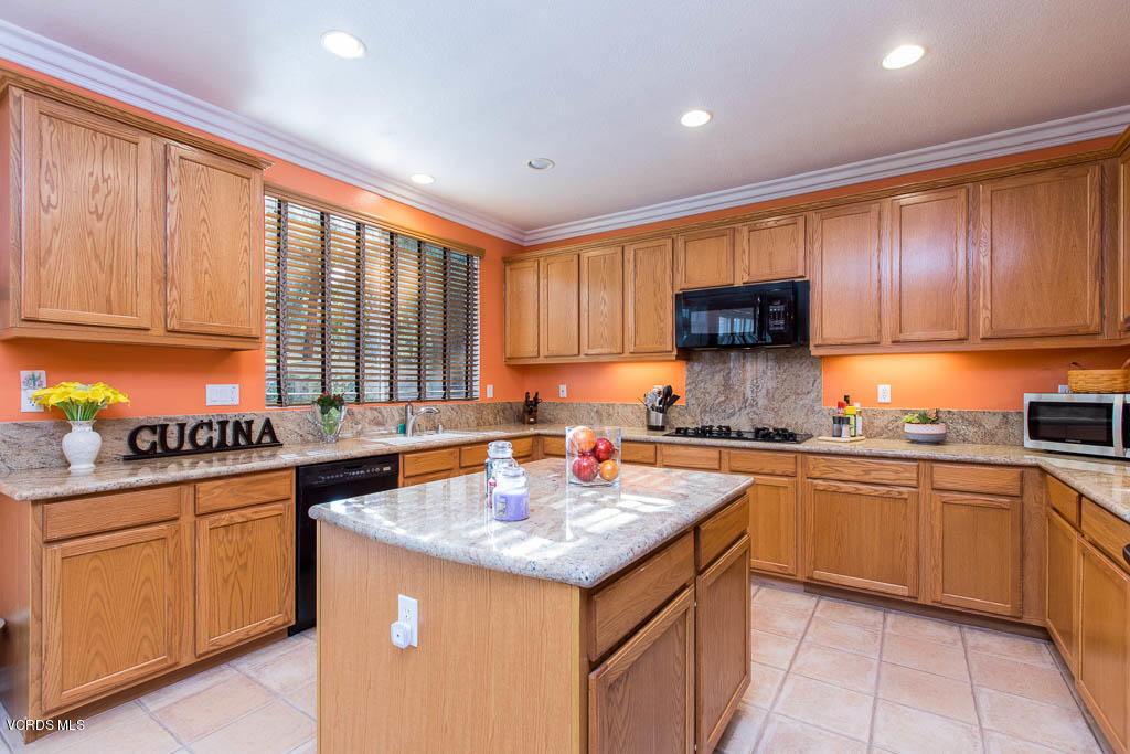 48 East Boulder Creek Road Simi Valley, CA 93065 - Photo 13 of 36 48 East Boulder Creek Road - HsHProd-18