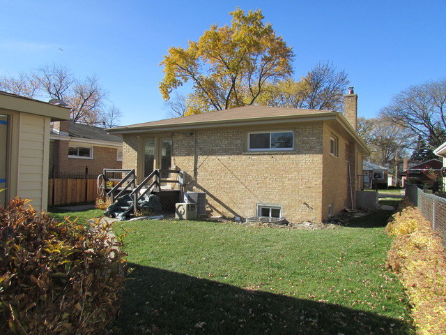 7719 East Prairie Road Skokie, IL 60076 - Photo 25 of 25 a view of a yard with potted plants