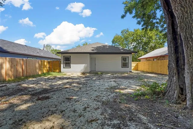 a view of a house with backyard