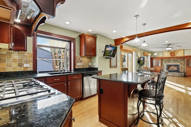 $574,900 | 17W435 Concord Place, Darien, IL 60561