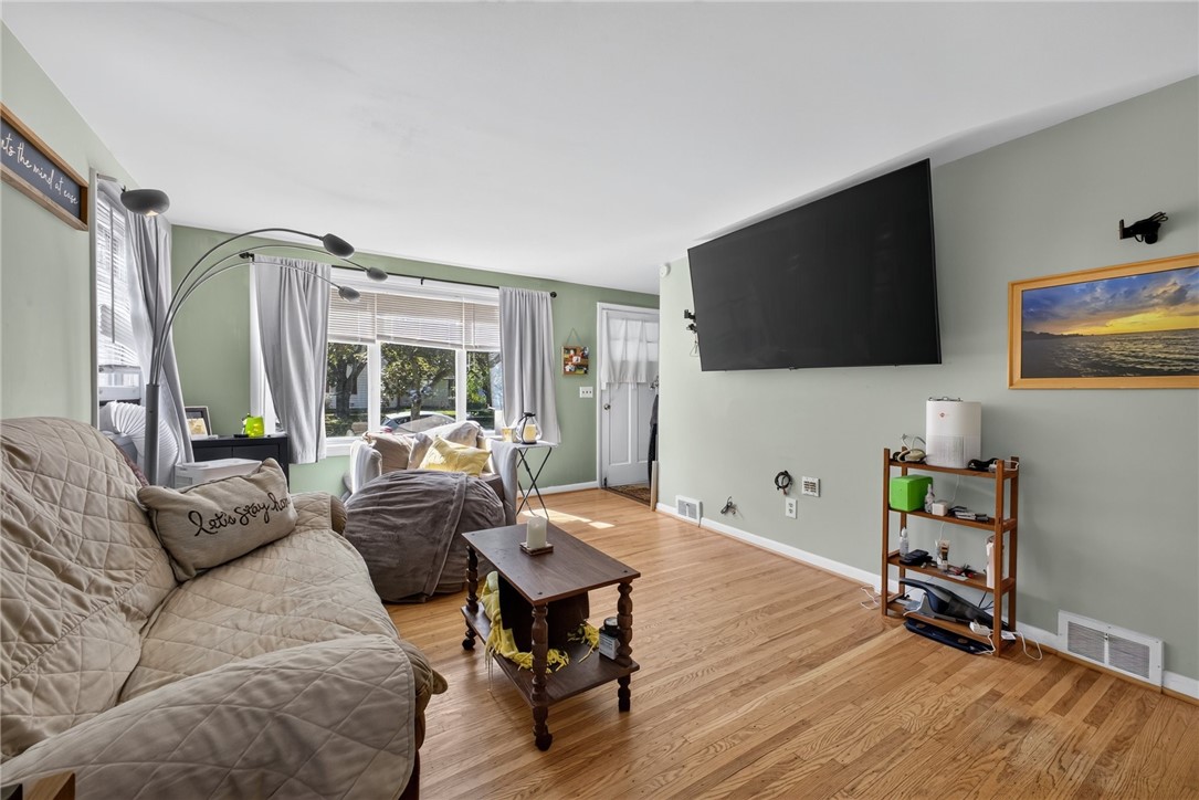 526 Winchester Street Rochester, NY 14615 - Photo 7 of 21 LIVING ROOM