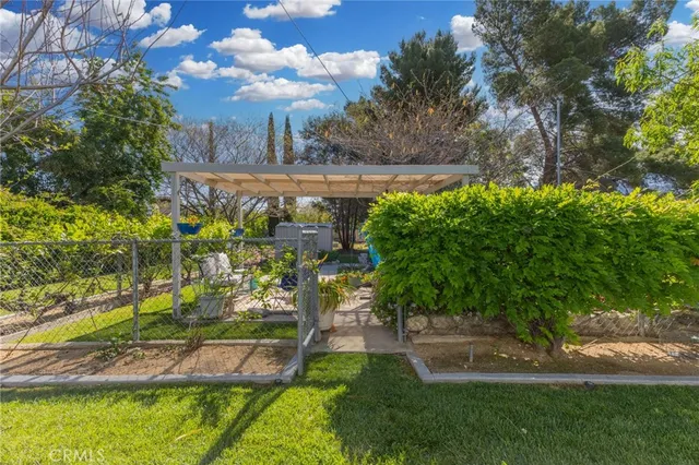 a view of a yard in front of the house