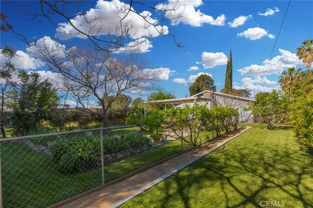 a view of a fountain in middle of the house along with garden