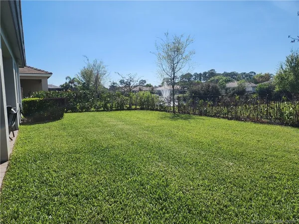 a view of a house with yard and tree s