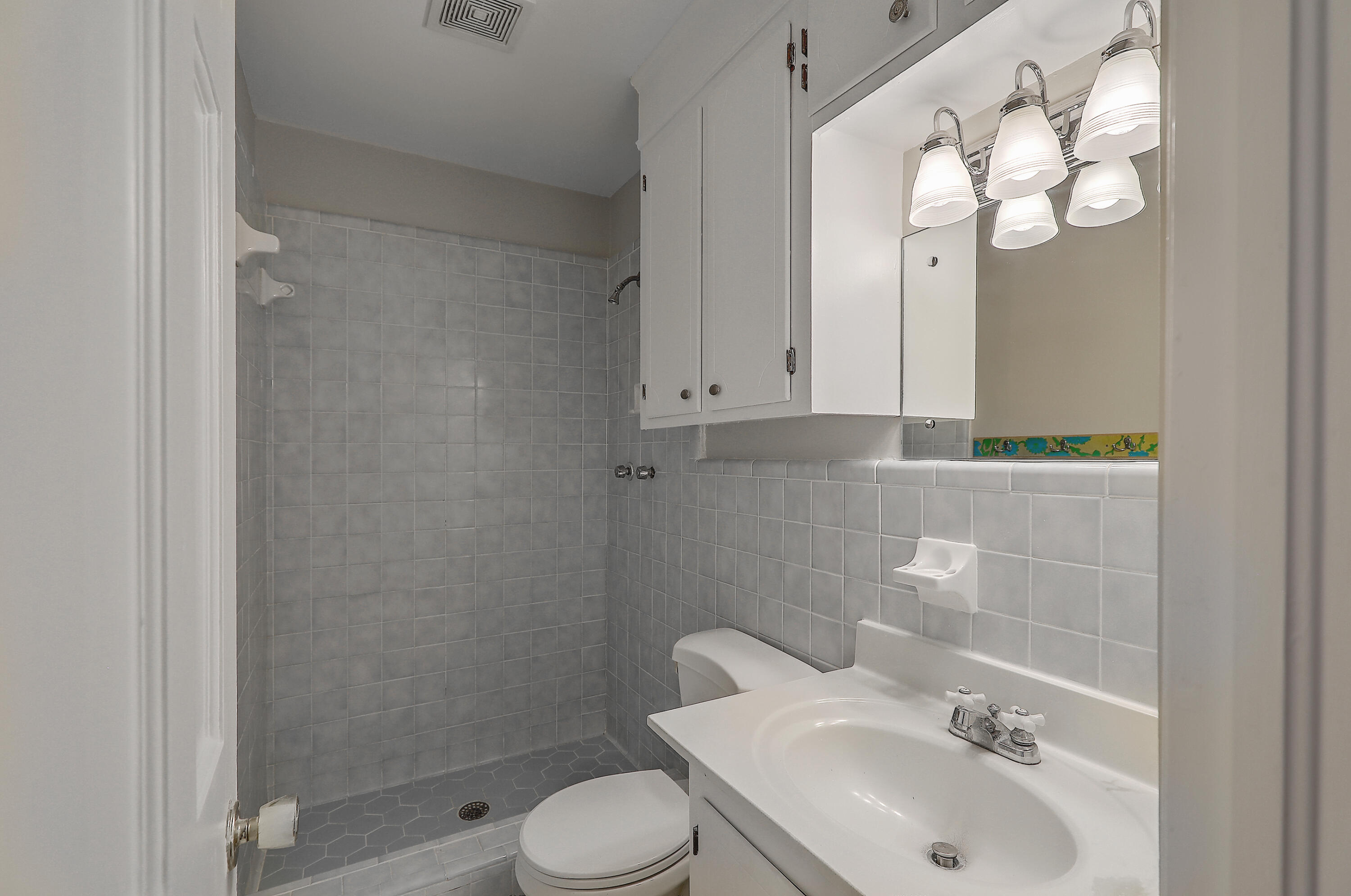 769 Beauregard Street Charleston, SC 29412 - Photo 18 of 28 769BeauregardHallBath