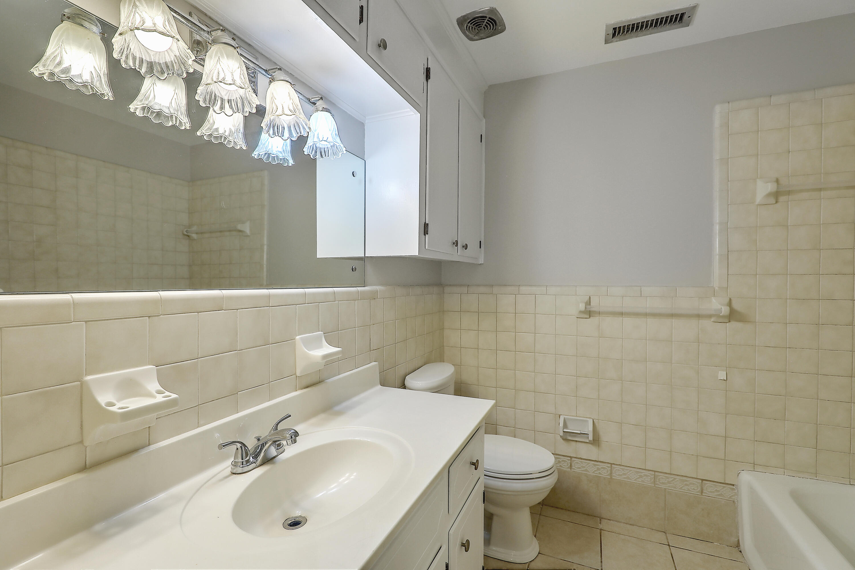 769 Beauregard Street Charleston, SC 29412 - Photo 22 of 28 769BeauregardTubBath