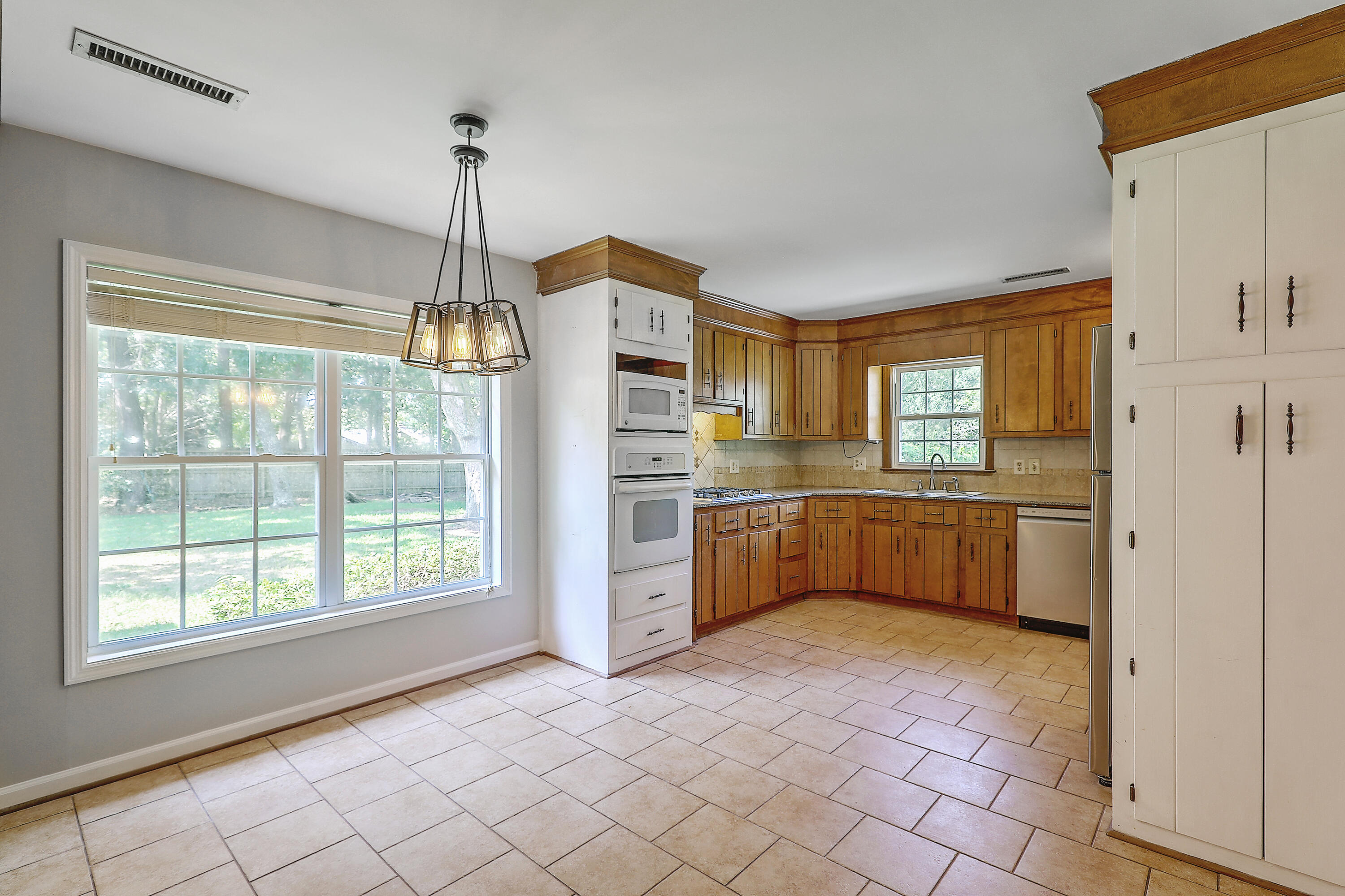 769 Beauregard Street Charleston, SC 29412 - Photo 9 of 28 769BeauregardEat