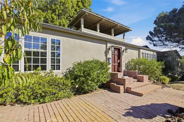 a house view with a outdoor space