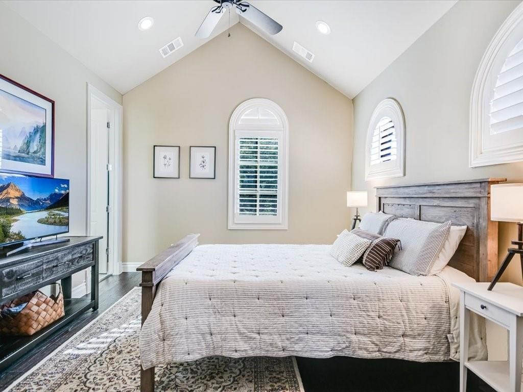 800 Rosedale Terrace, Unit B Austin, TX 78704 - Photo 18 of 40 Primary bedroom w/vaulted ceiling.
