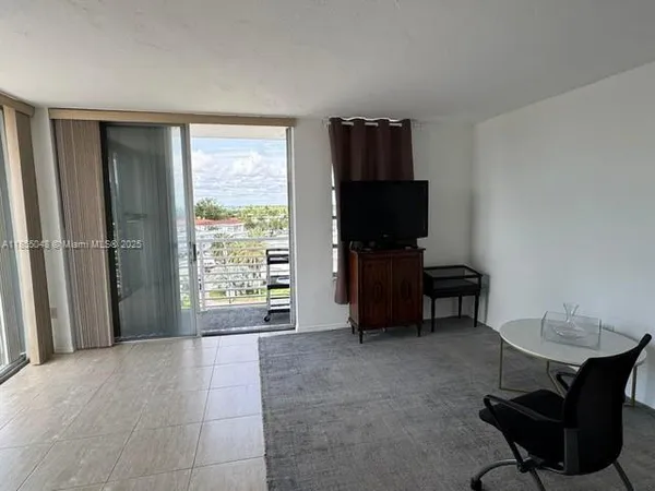 $1,850 | 7800 Carlyle Avenue, Unit 6C, Miami Beach, FL 33141