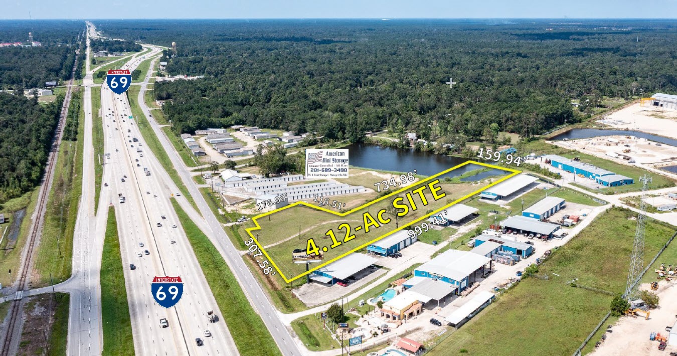 a view of an outdoor space with seating area