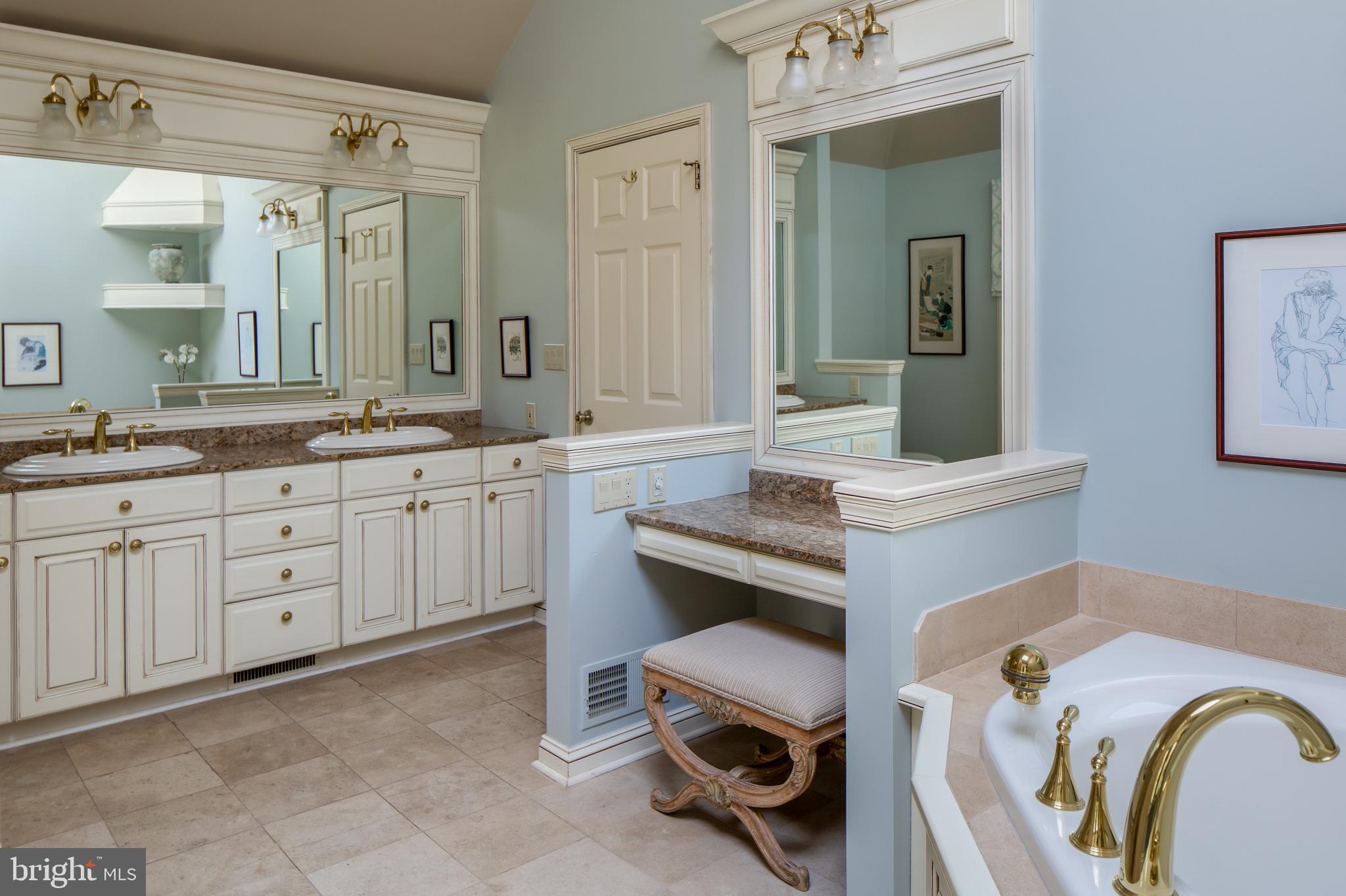 415 Round Hill Road Wayne, PA 19087 - Photo 18 of 37 Master Bathroom.