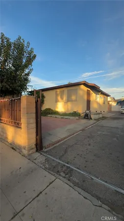 a view of a yard