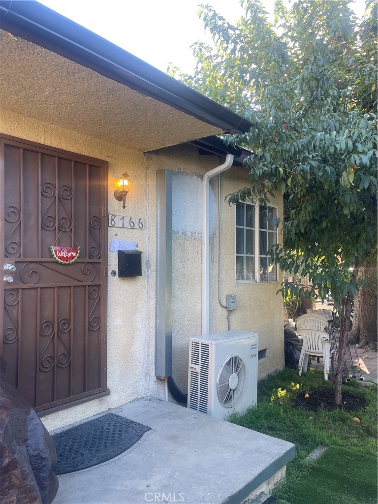 a view of a house with backyard and garden