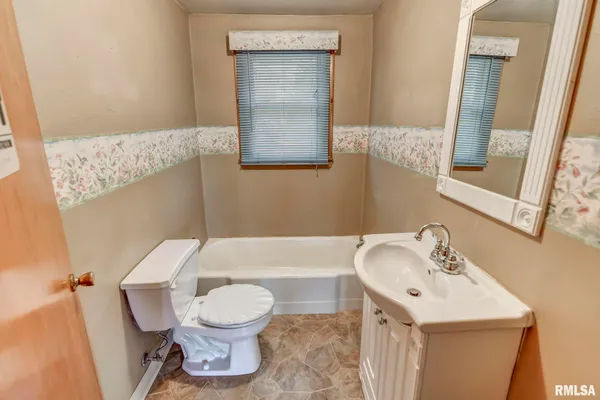 $73,900 | 417 North Cheney Street, Taylorville, IL 62568