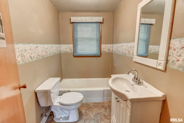 $73,900 | 417 North Cheney Street, Taylorville, IL 62568
