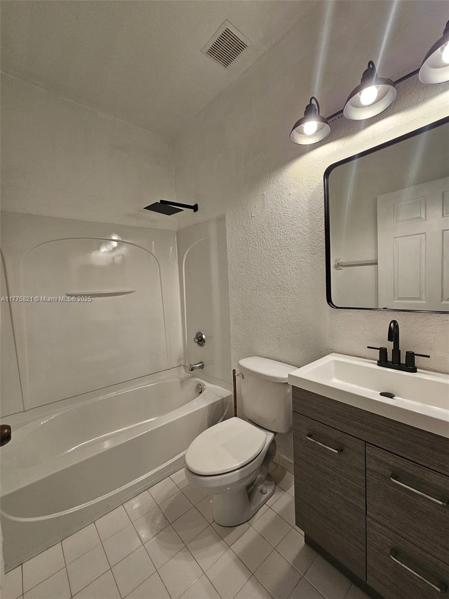 6900 Northwest 179th Street, Unit 1011 Hialeah, FL 33015 - Photo 9 of 15
