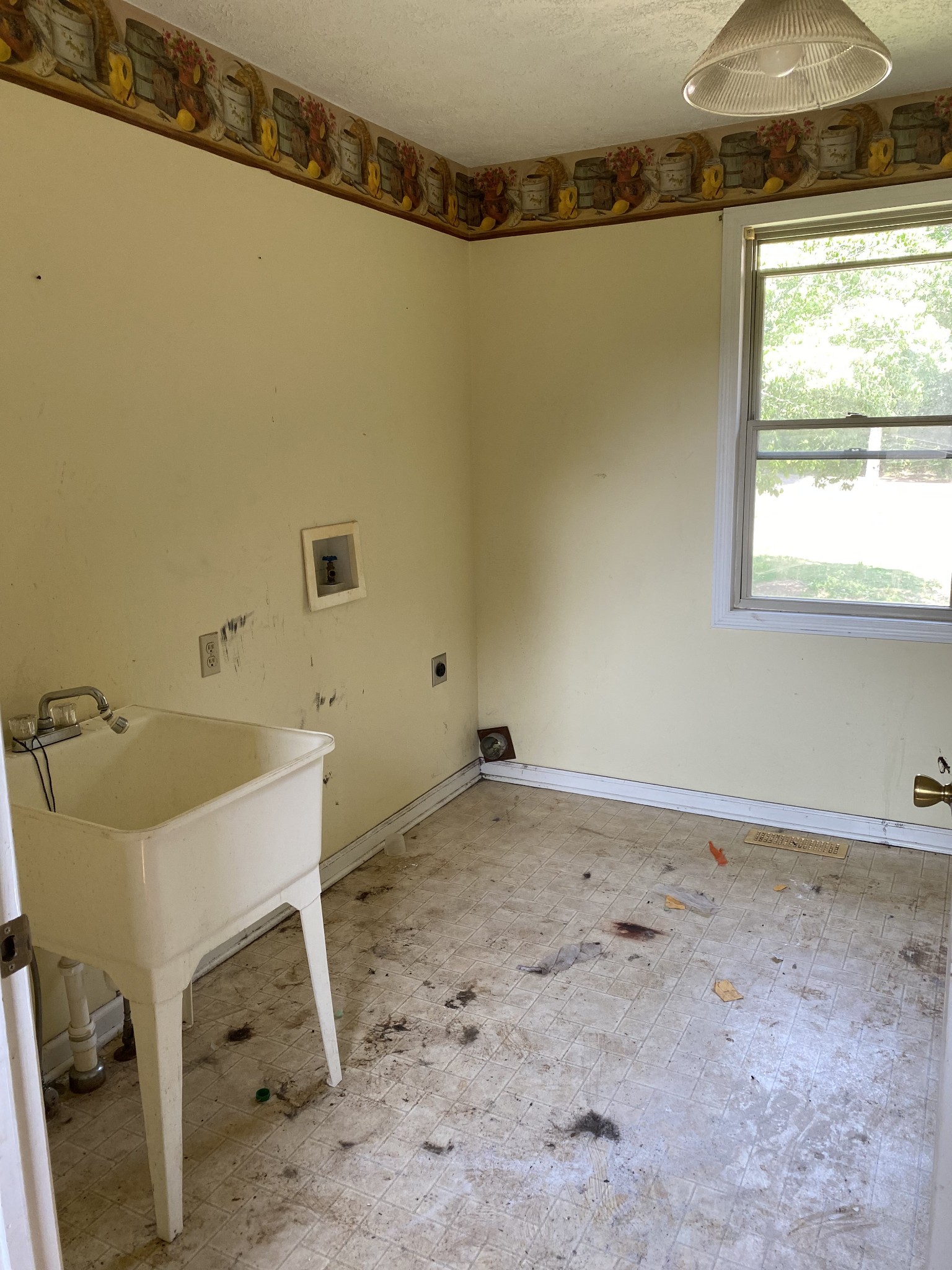 831 Old Shannon Road Lebanon, TN 37090 - Photo 8 of 11 a bathroom with a sink and a window