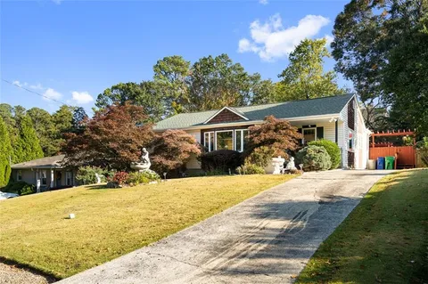 a view of a house with a yard