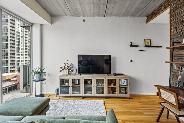 $2,750 | 630 North Franklin Street, Unit 1016, Chicago, IL 60654