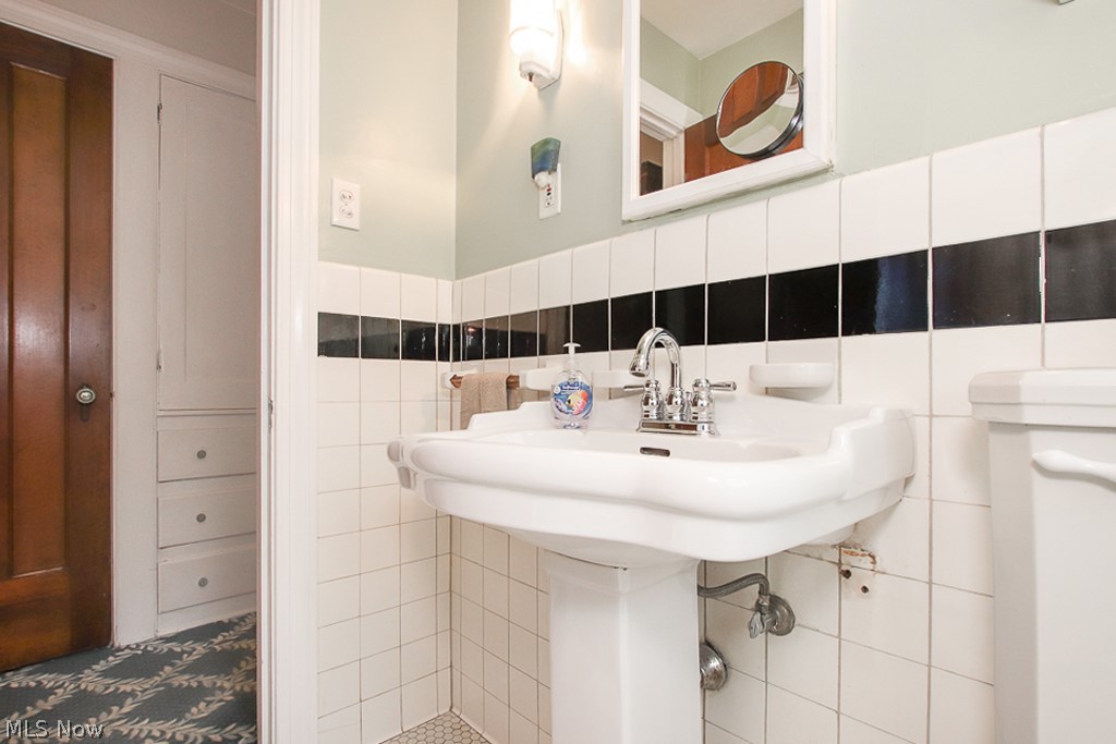 1344 Plainfield Road Cleveland, OH 44121 - Photo 21 of 32 Gallery Image 21