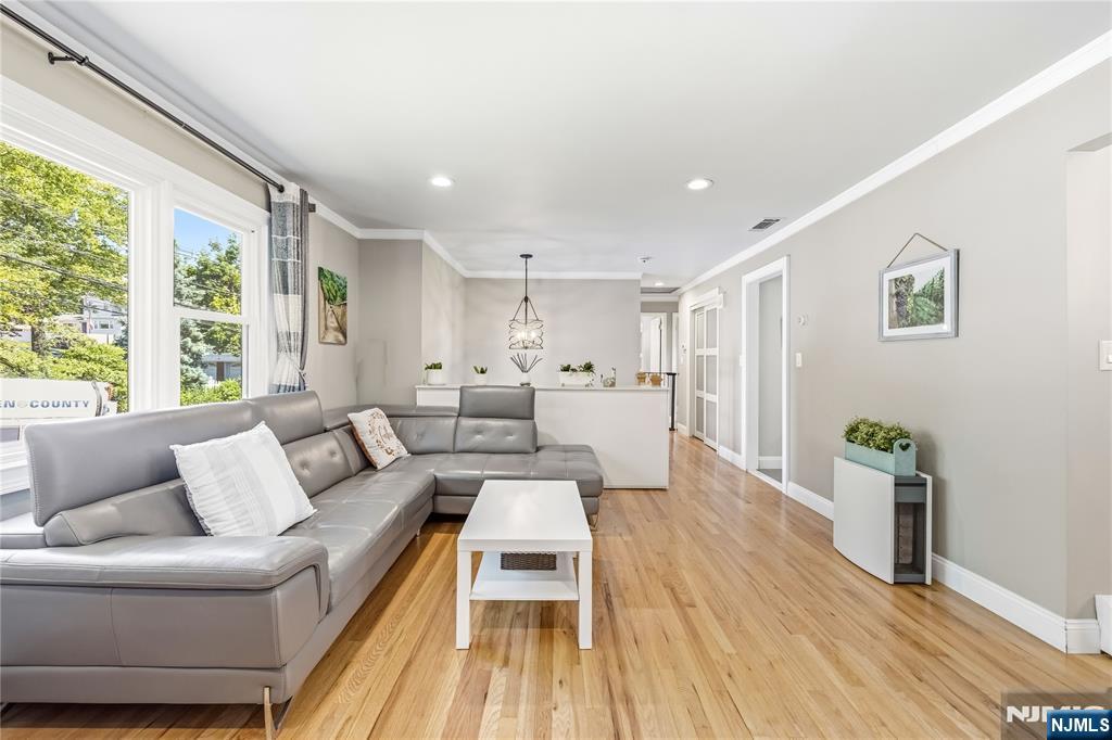 850 Edgewater Avenue Ridgefield, NJ 07657 - Photo 3 of 33