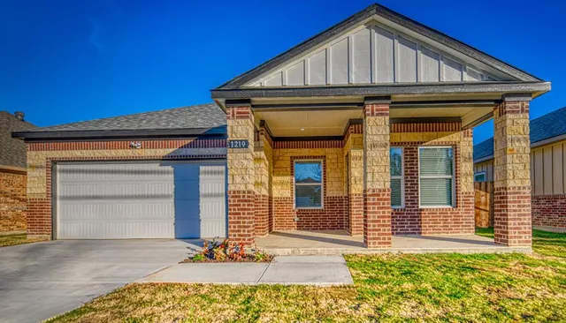$329,995 | 1219 South Rockwall Avenue, Terrell, TX 75160