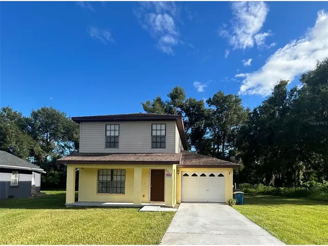 a view of a house with a yard