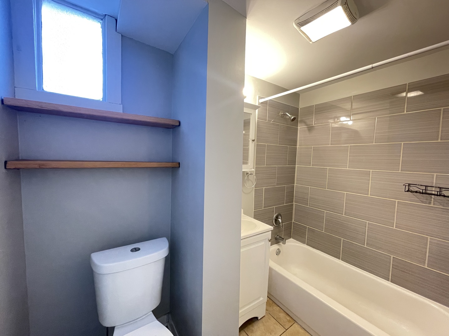 1940 West Ohio Street, Unit 1R Chicago, IL 60622 - Photo 6 of 8 a bathroom with a toilet and bathtub