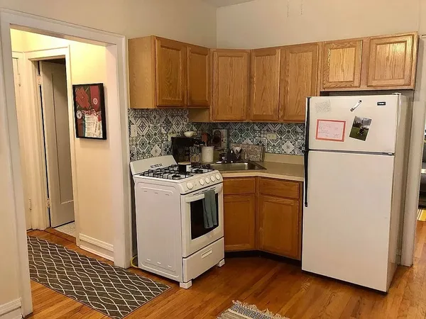 $1,300 | 3917 North Southport Avenue, Unit 1W, Chicago, IL 60613