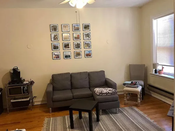 $1,300 | 3917 North Southport Avenue, Unit 1W, Chicago, IL 60613