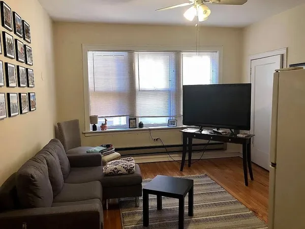 $1,300 | 3917 North Southport Avenue, Unit 1W, Chicago, IL 60613