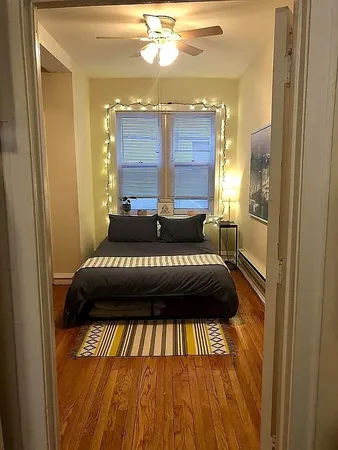 $1,300 | 3917 North Southport Avenue, Unit 1W, Chicago, IL 60613