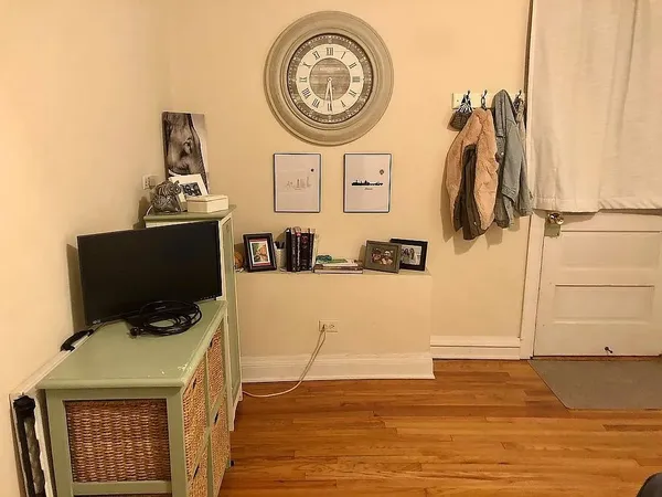 $1,300 | 3917 North Southport Avenue, Unit 1W, Chicago, IL 60613