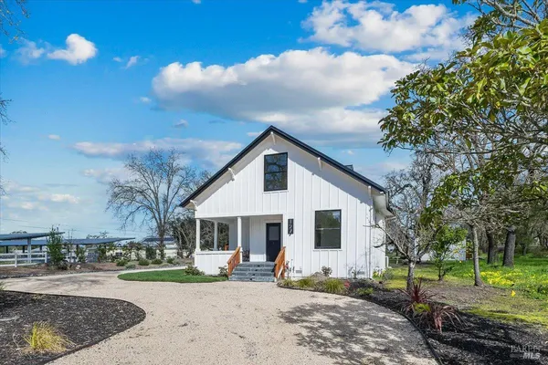a view of a house with backyard