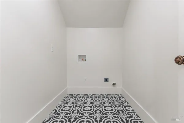 a view of empty room with a open kitchen view