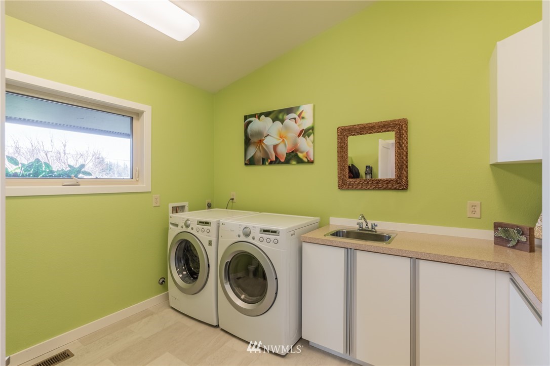 5434 Noon Road Bellingham, WA 98226 - Photo 38 of 40 a utility room with dryer and washer