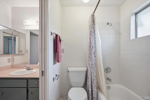 $645,000 | 220 Cedar Circle, Healdsburg, CA 95448