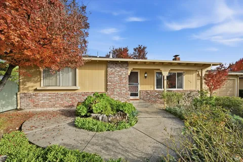 $645,000 | 220 Cedar Circle, Healdsburg, CA 95448