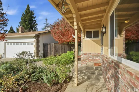 $645,000 | 220 Cedar Circle, Healdsburg, CA 95448