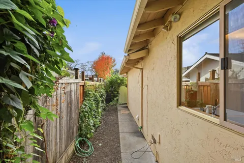 $645,000 | 220 Cedar Circle, Healdsburg, CA 95448