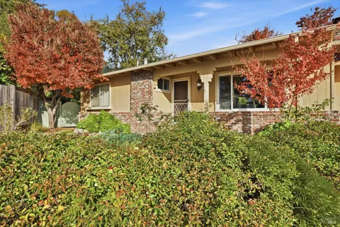 $645,000 | 220 Cedar Circle, Healdsburg, CA 95448