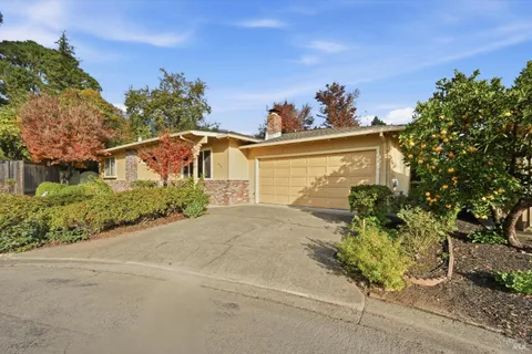 $645,000 | 220 Cedar Circle, Healdsburg, CA 95448