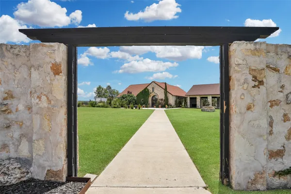 $999,999 | 601 Strada Luca, Florence, TX 76527