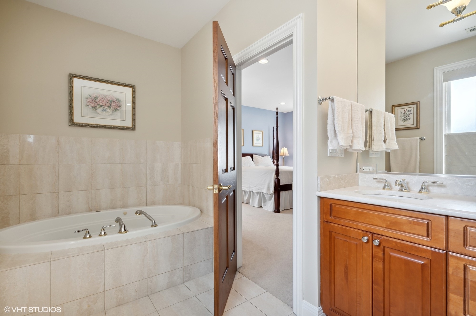 948 Green Bay Road Glencoe, IL 60022 - Photo 11 of 21 a bathroom with a bathtub and a sink