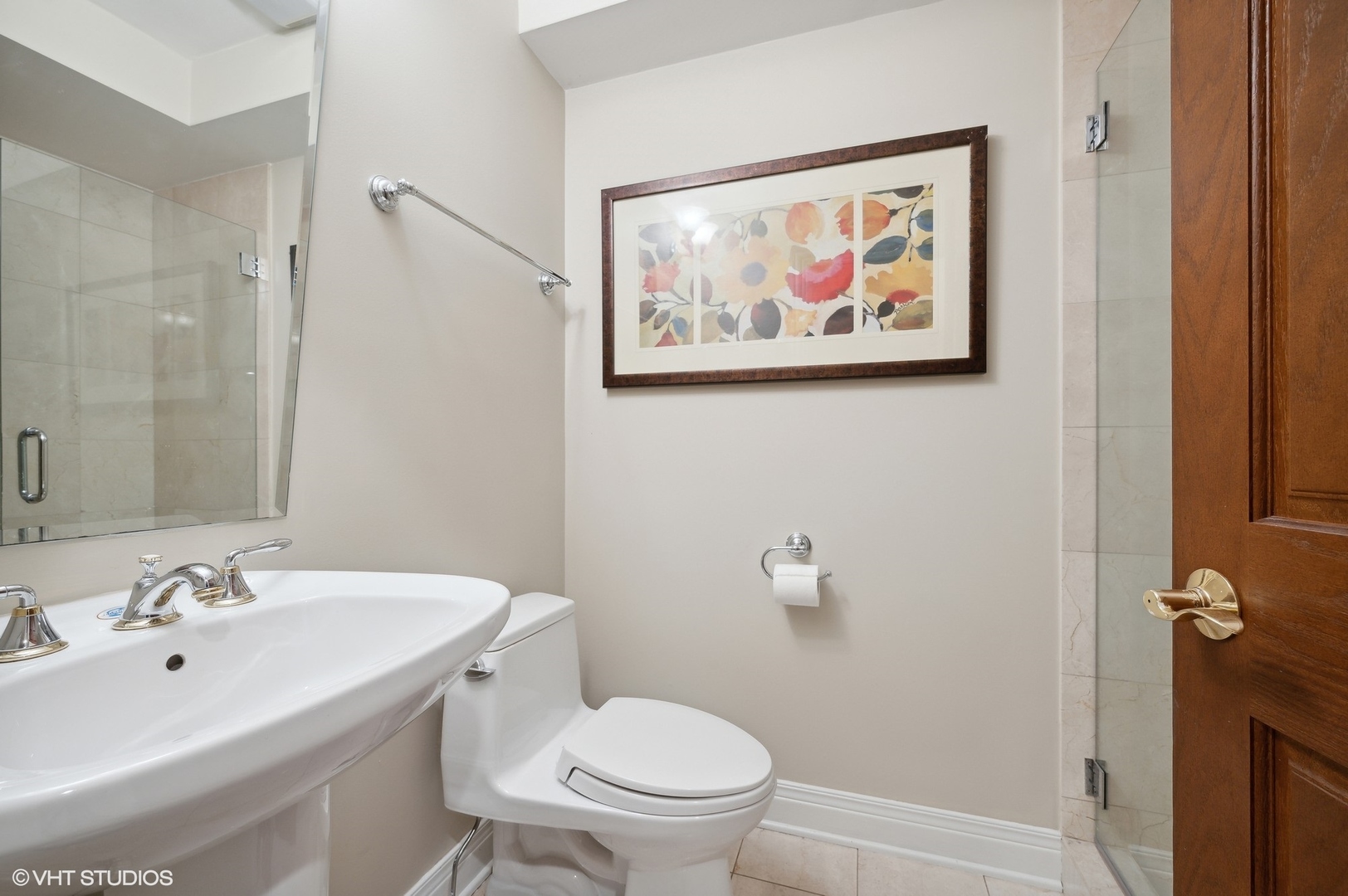 948 Green Bay Road Glencoe, IL 60022 - Photo 16 of 21 a bathroom with a sink and a mirror