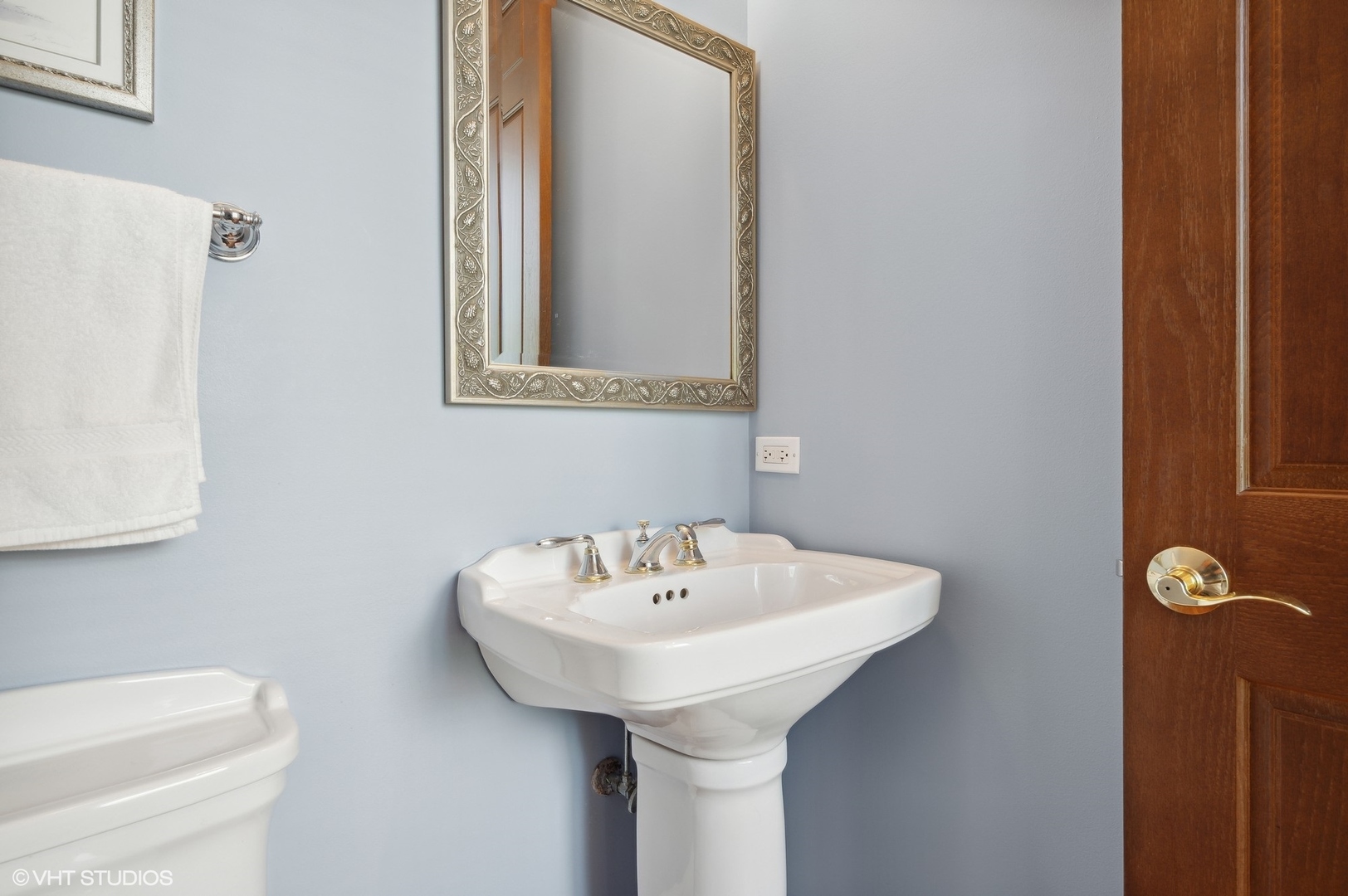 948 Green Bay Road Glencoe, IL 60022 - Photo 17 of 21 a bathroom with a sink and a toilet